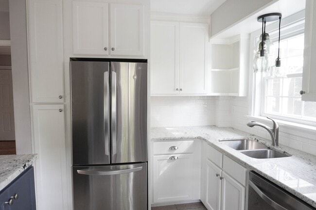 Building Photo - 1004 Baywood Ct