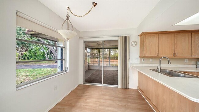 Building Photo - 515 Rousseau Dr