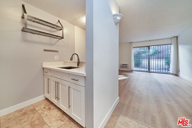 Building Photo - 320 S Ardmore Ave