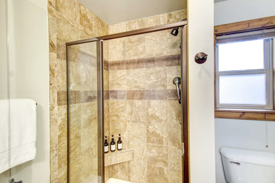 Master en-suite bathroom with tiled shower and complimentary toiletry starters - 91 E Rosebud Ave