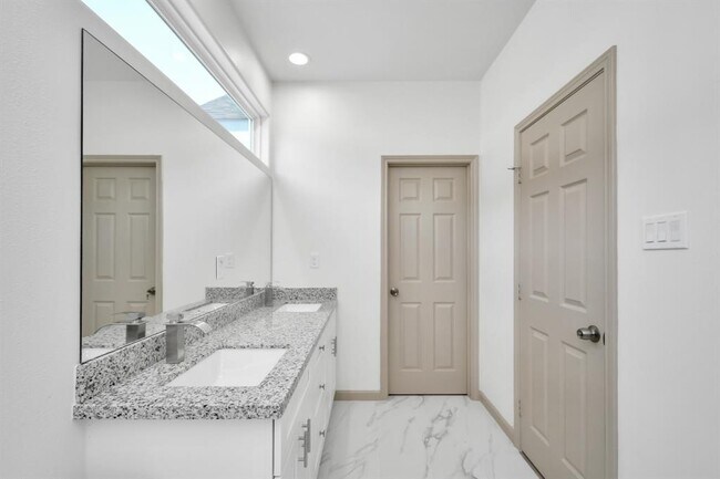 Building Photo - 2119 Esther Dr