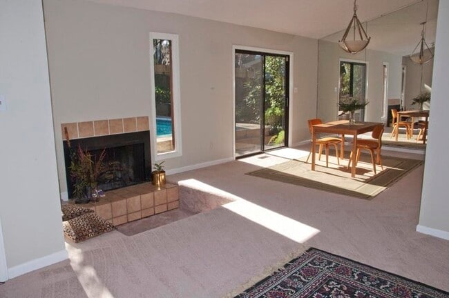 Building Photo - 2983 Bay Shore Dr