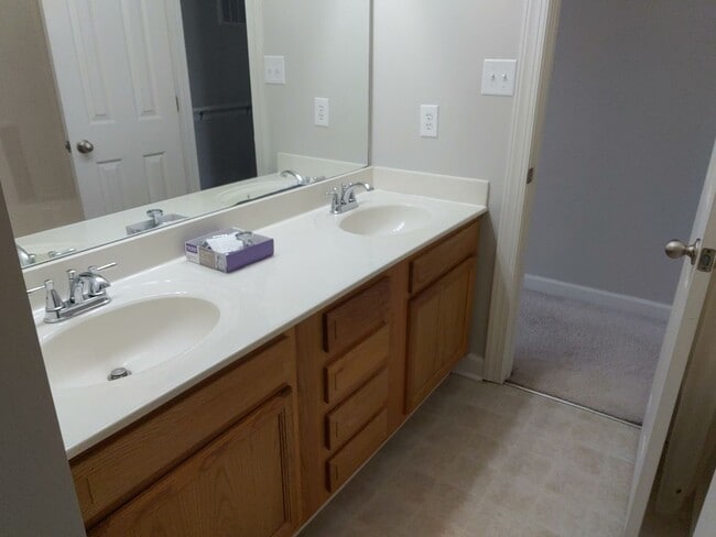 Building Photo - This unit is in a great location!