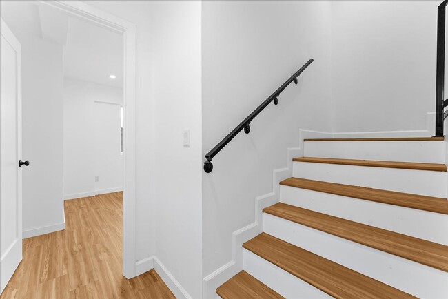 Building Photo - 4017 1/2 Mont Clair St-