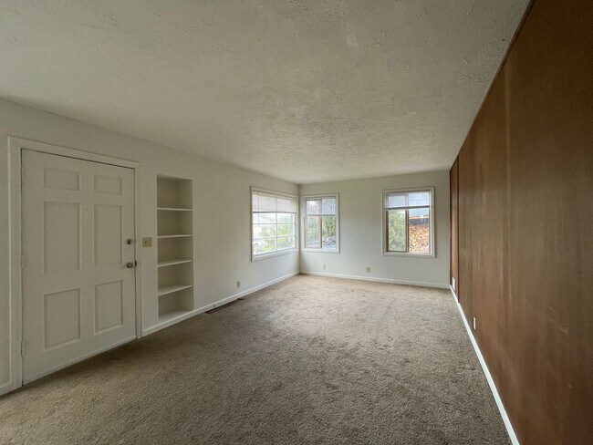 Building Photo - 2Bd 1 Ba Classic NE Portland Home With Fenced Backyard! Washer/Dryer Hookups.