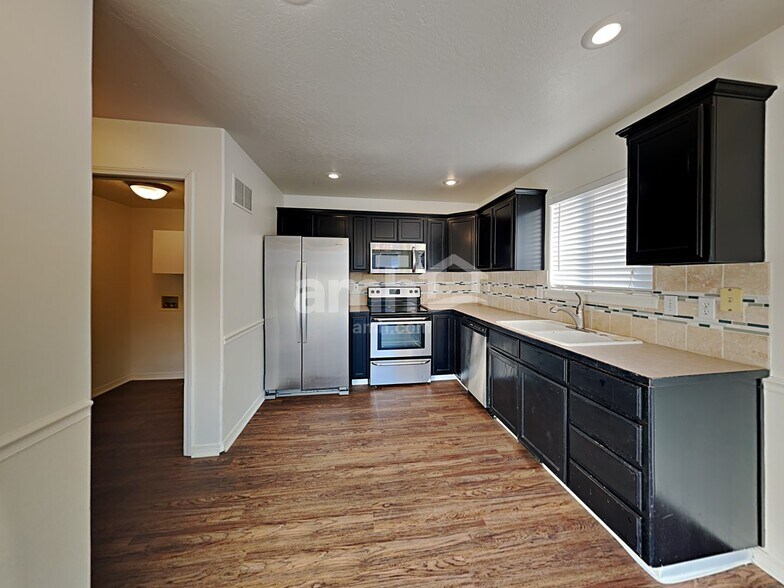 Building Photo - 2513 E Cinnamon Ln