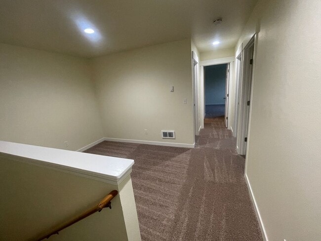 Building Photo - 2 story 3 bedrooms and  2 1/2 bath!