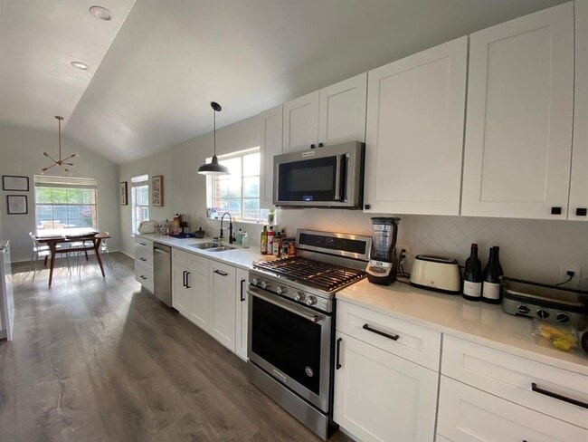 Building Photo - 2623 Goldfinch Dr