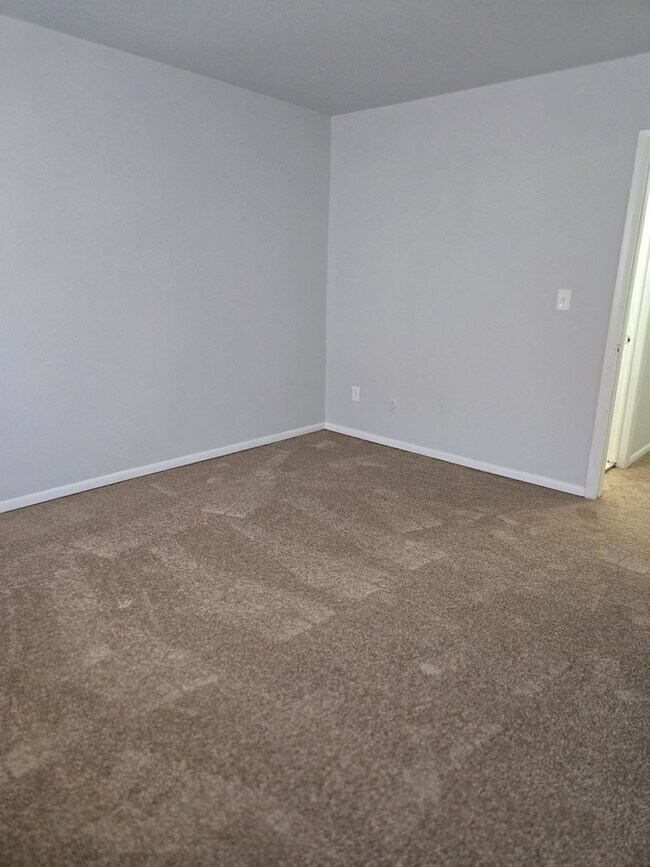 Building Photo - 2 bedrooms, 1 bathroom