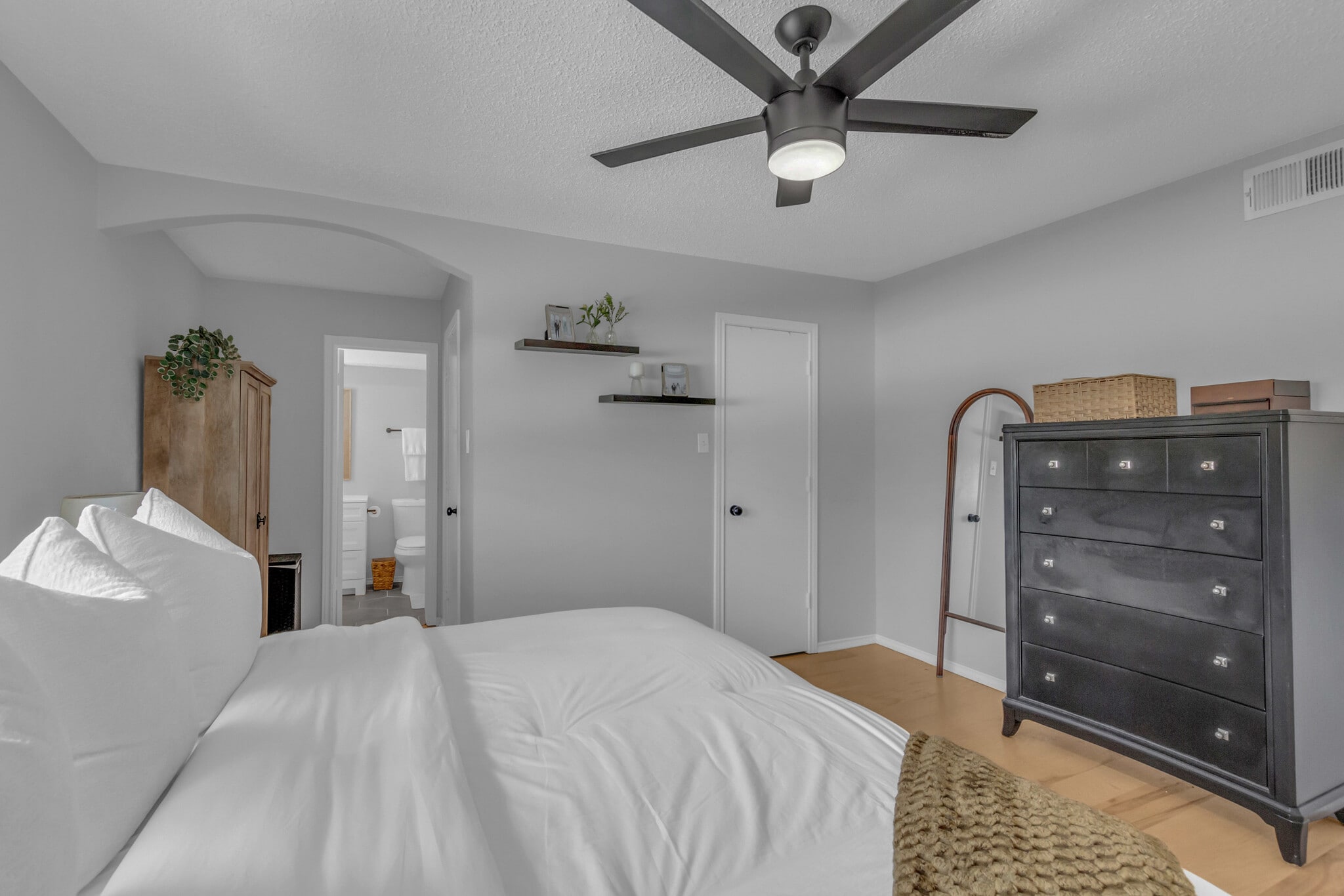 Building Photo - 5829 Sandhurst Ln