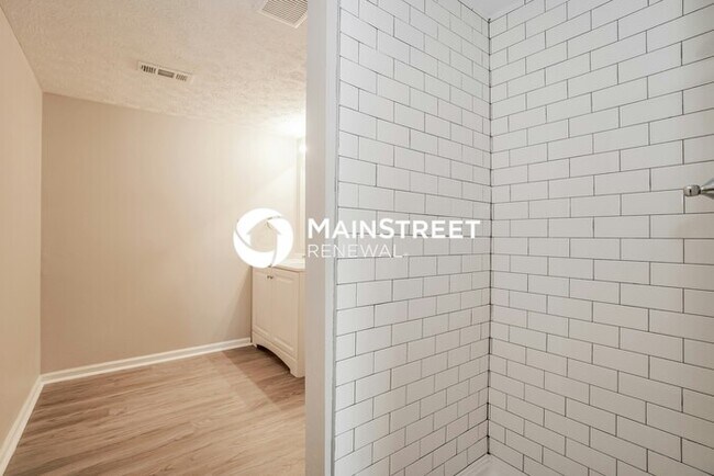 Building Photo - 4 Bedroom Pet-Friendly Home in Columbus, OH with Main Street Renewal