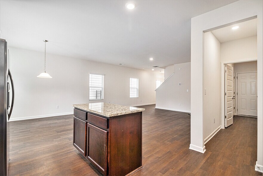 Building Photo - 3135 Hendrick Dr