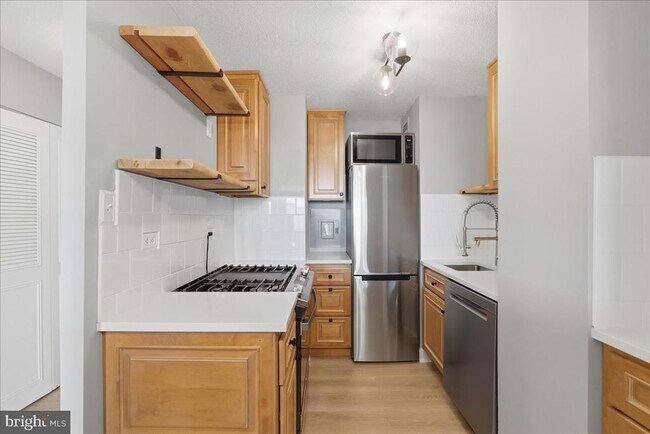 Building Photo - 2030 N Adams St