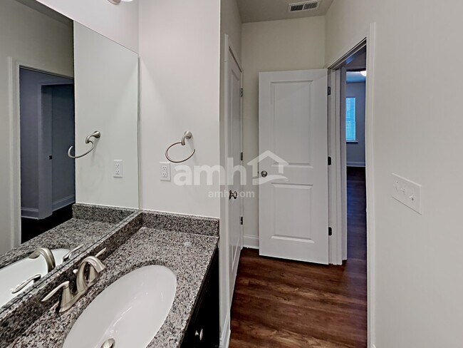 Building Photo - 5235 Valley Dr