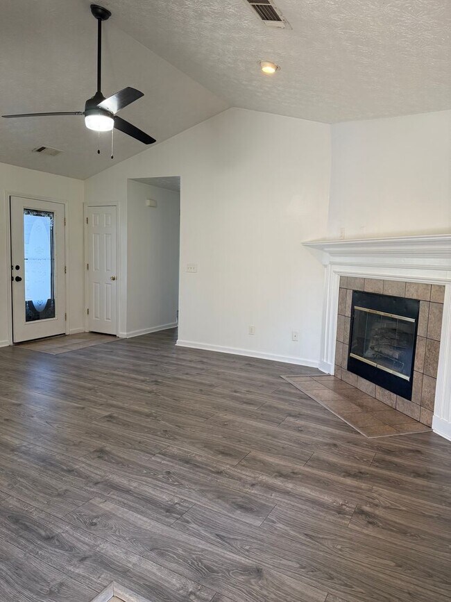 Building Photo - 3 Bedroom 2 Bathroom Ranch Home