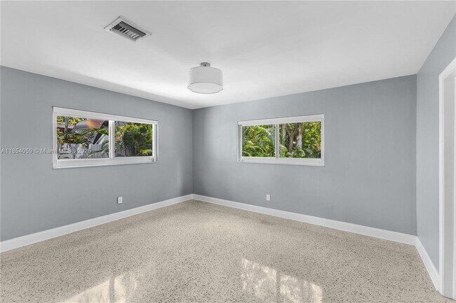 Building Photo - 340 NE 129th St
