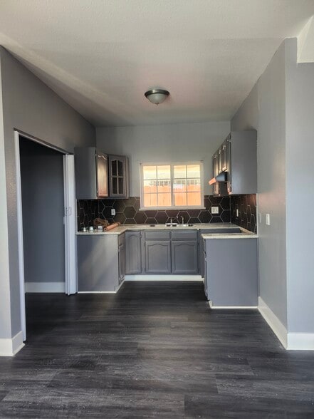 Kitchen - 10609 S Main St