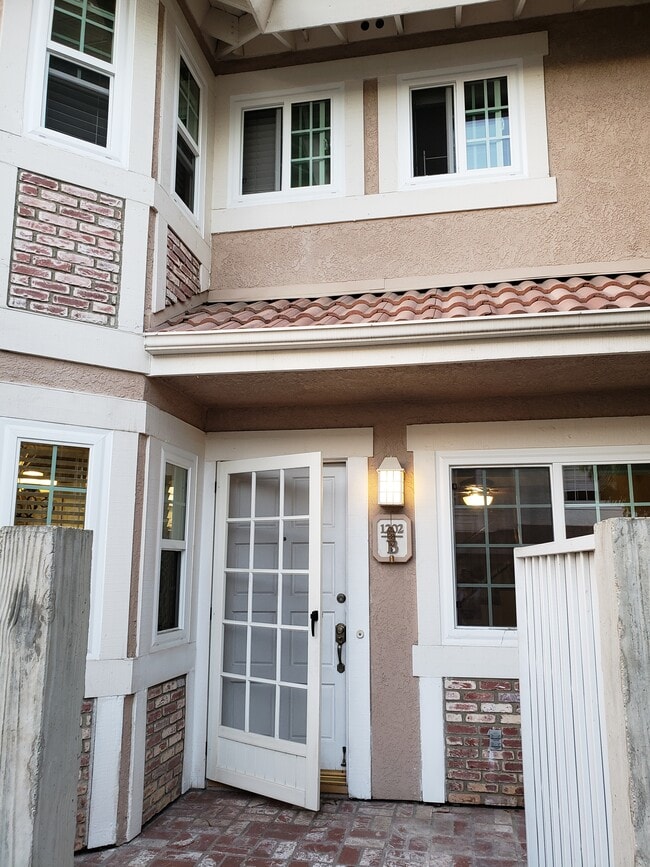 Building Photo - 1202 N Sunflower Ave