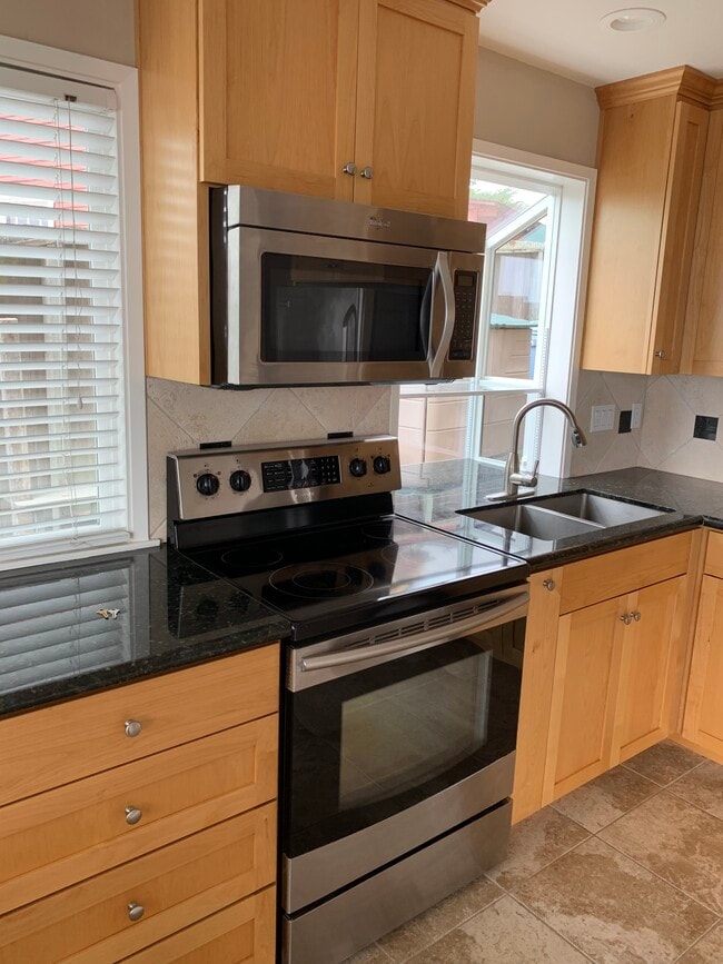 Building Photo - 39 Sunset Dr