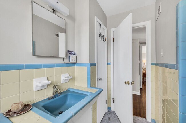 Building Photo - 3 Bedroom 1 Bath Donelson House by Two Riv...