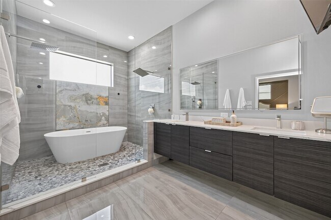 Building Photo - 607 Memorial Heights Dr