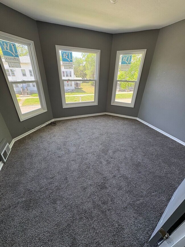 Building Photo - 626 W 2nd Unit 2 - 1 Bedroom 1 Bathroom
