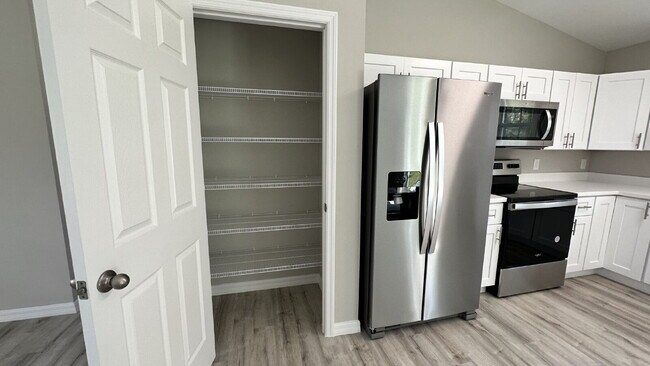 Building Photo - MOVE-IN SPECIAL: $500 off your first month's rent!