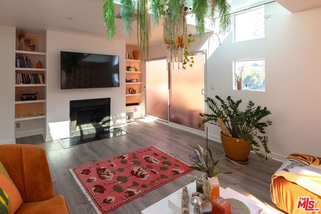 Building Photo - 6835 Pacific View Dr