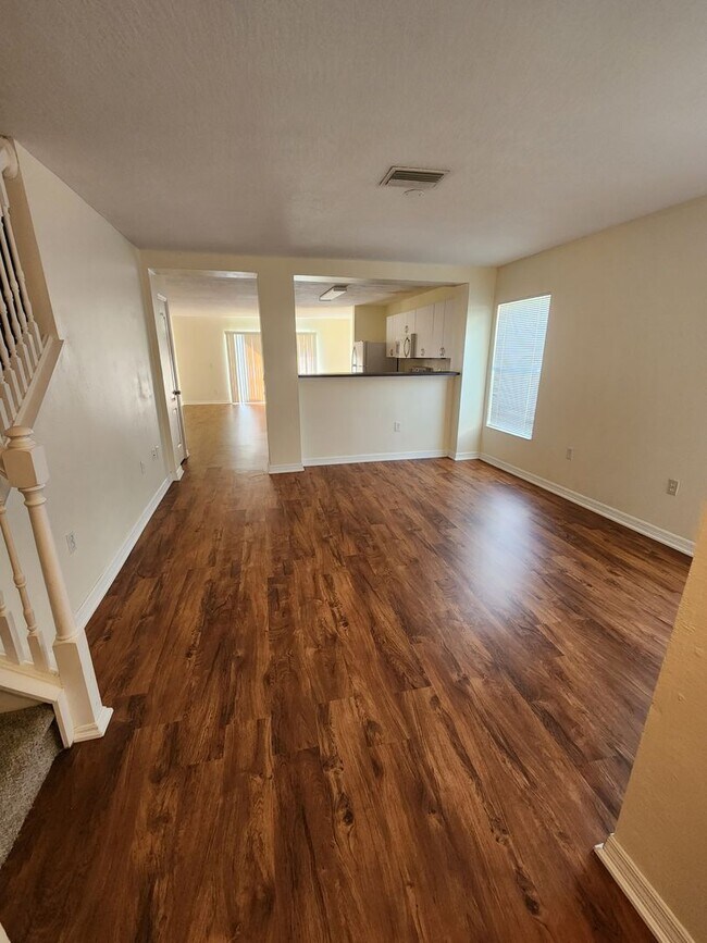 Building Photo - $1000 Off First Full Months Rent - Spacious townhome in Riverview!