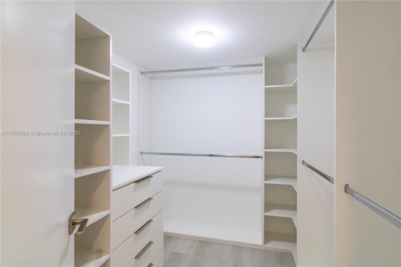 Building Photo - 100 Bayview Dr