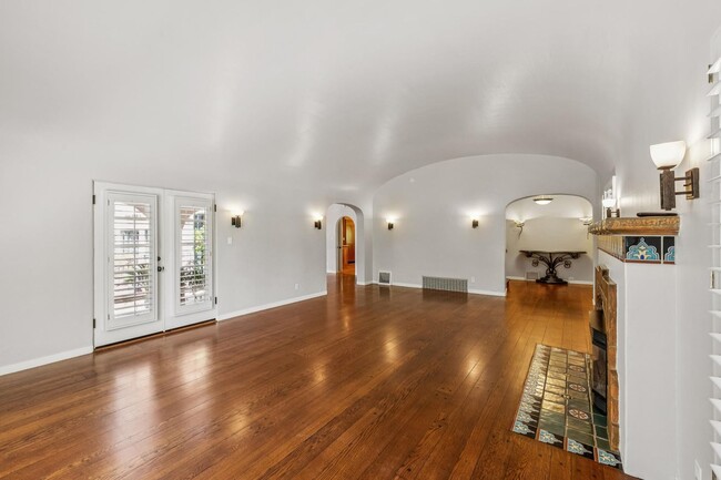 Building Photo - Mediterranean Beauty in Crescent Park – 5B...