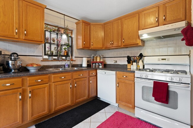 Building Photo - 5515 N Artesian Ave