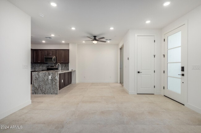 Building Photo - 2121 W Sonoran Desert Dr