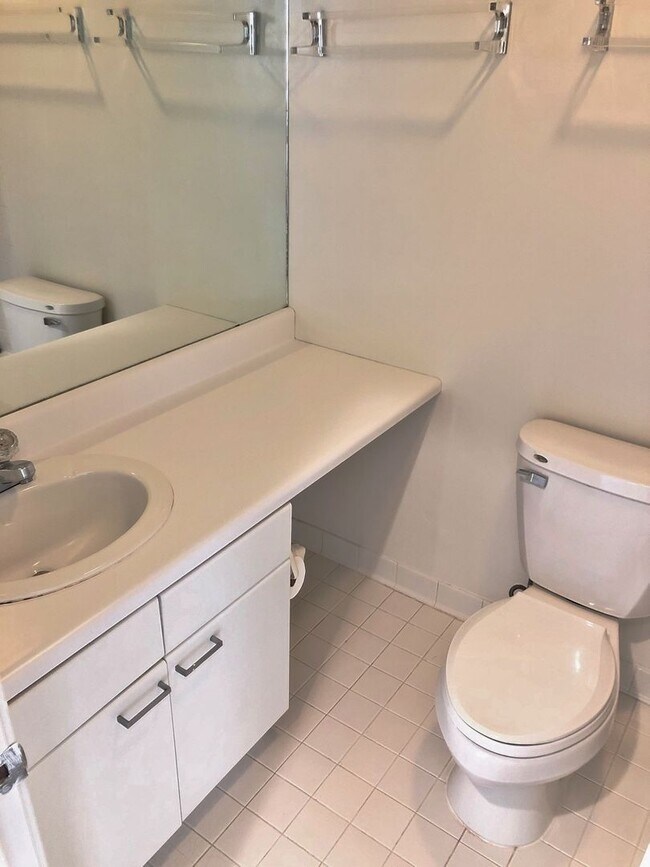 Building Photo - Spacious Potomac Beauty backs to Golf Course