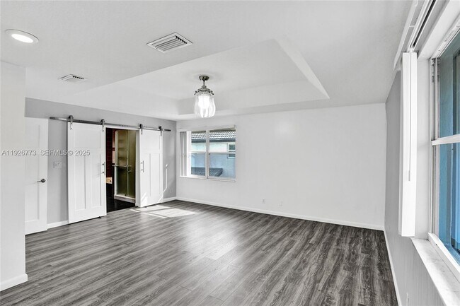 Building Photo - 740 Cypress Pointe Dr E