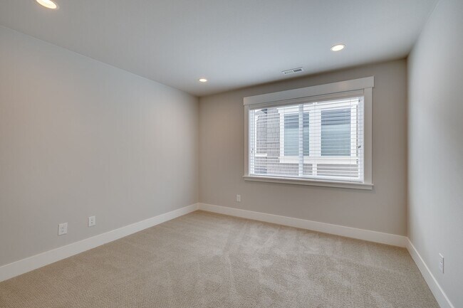 Building Photo - Beautiful 4 bedroom home in Canterbury Par...