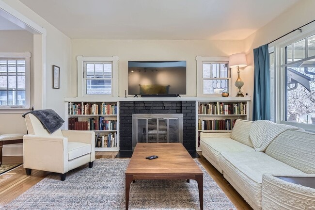 Building Photo - 3 BDR Oasis near Denver Botanic Gardens