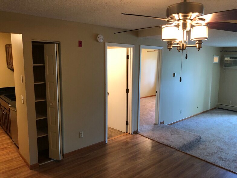 Building Photo - 1601 N Innsbruck Dr