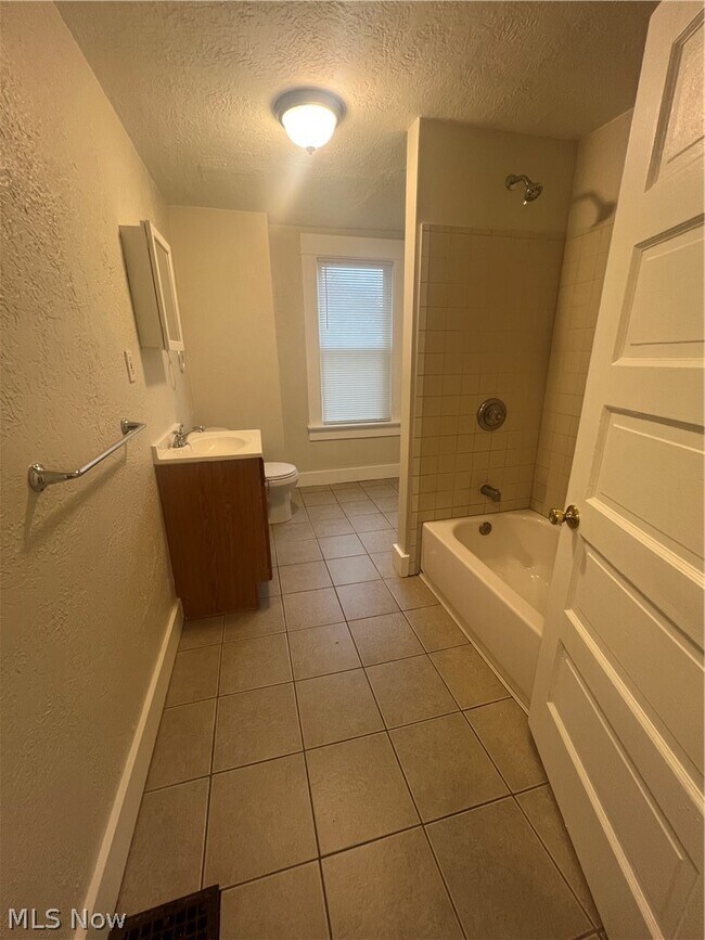 Building Photo - 716 Grace Ave