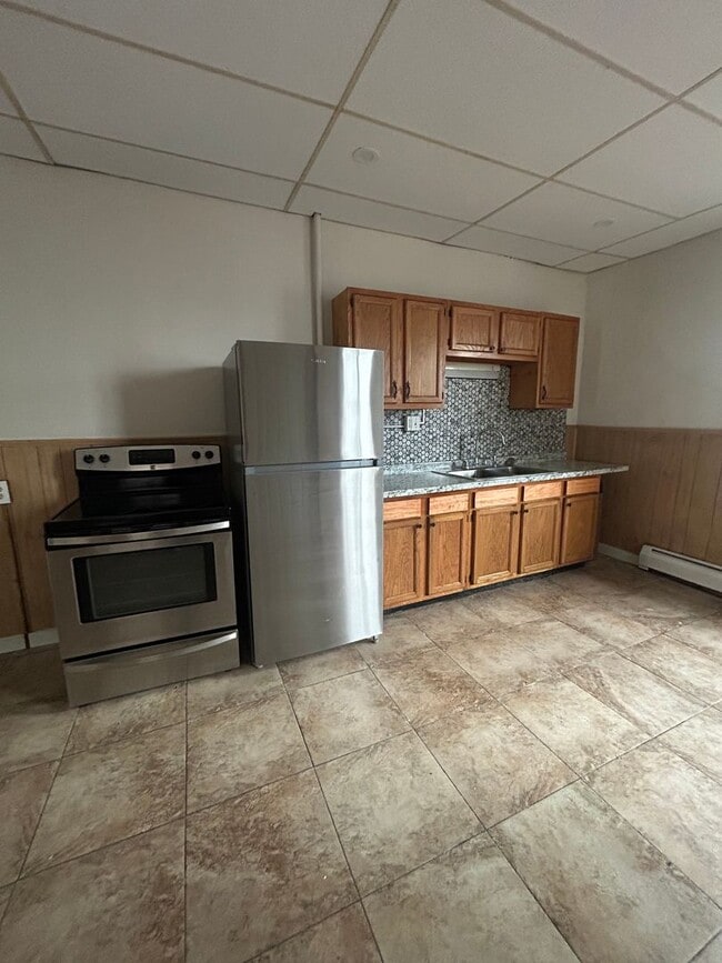 Building Photo - Spacious 4 bedroom in York