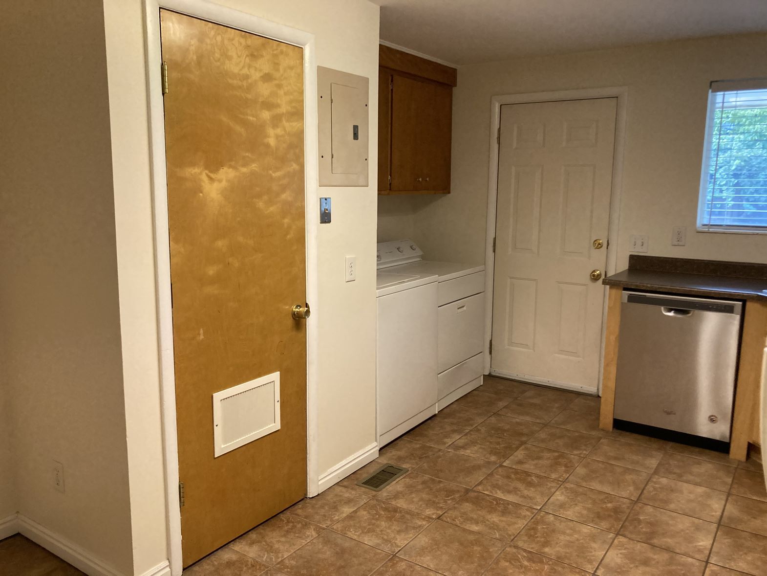 Kitchen laundry - 922 S Lake St