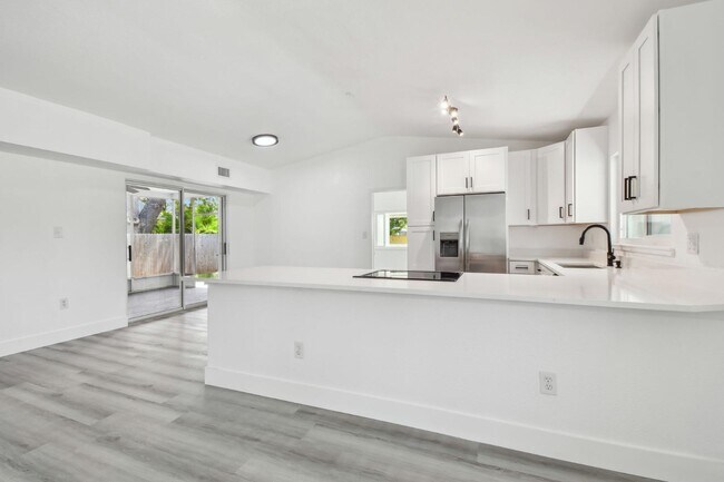 Building Photo - 695 Sunset Dr