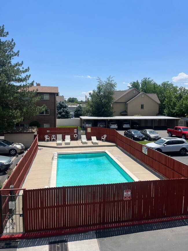 Building Photo - 2 Bedroom Condo at Greentree Condominiums!