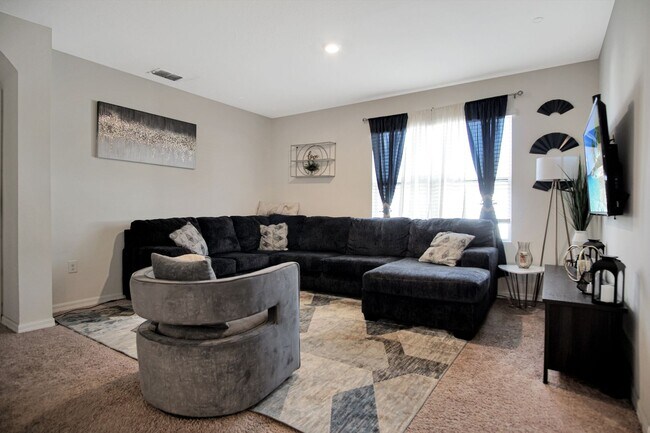 Building Photo - Discover this lovely 4-bedroom, 2-bath home in the sought-after Squires Grove community