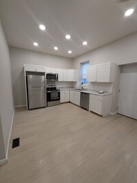 Building Photo - **$500 Security Deposit & 1st Month Free w...