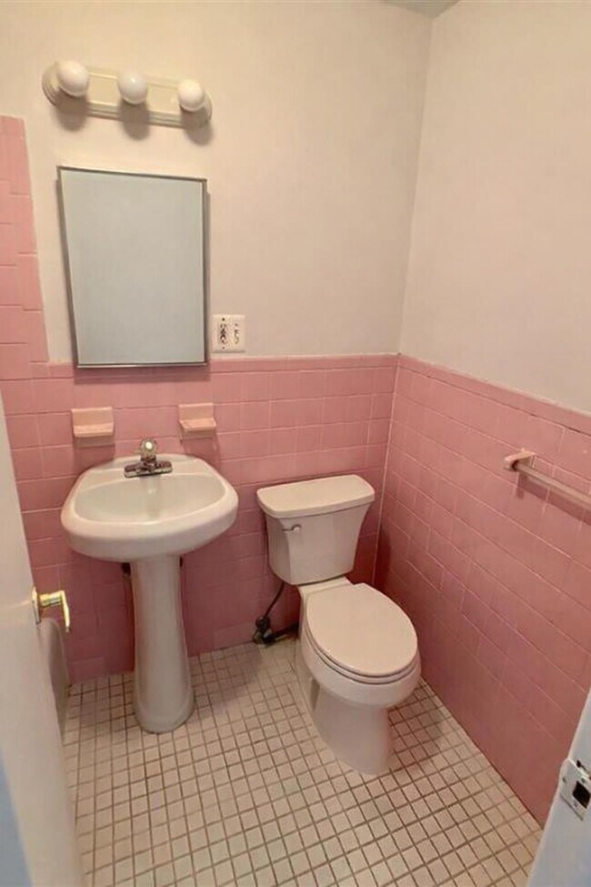 Building Photo - 404 Adams St