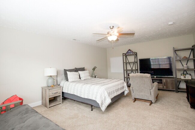 Building Photo - "Large 3-Bedroom plus BONUS Retreat with S...