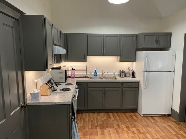 Building Photo - 400 Main St E