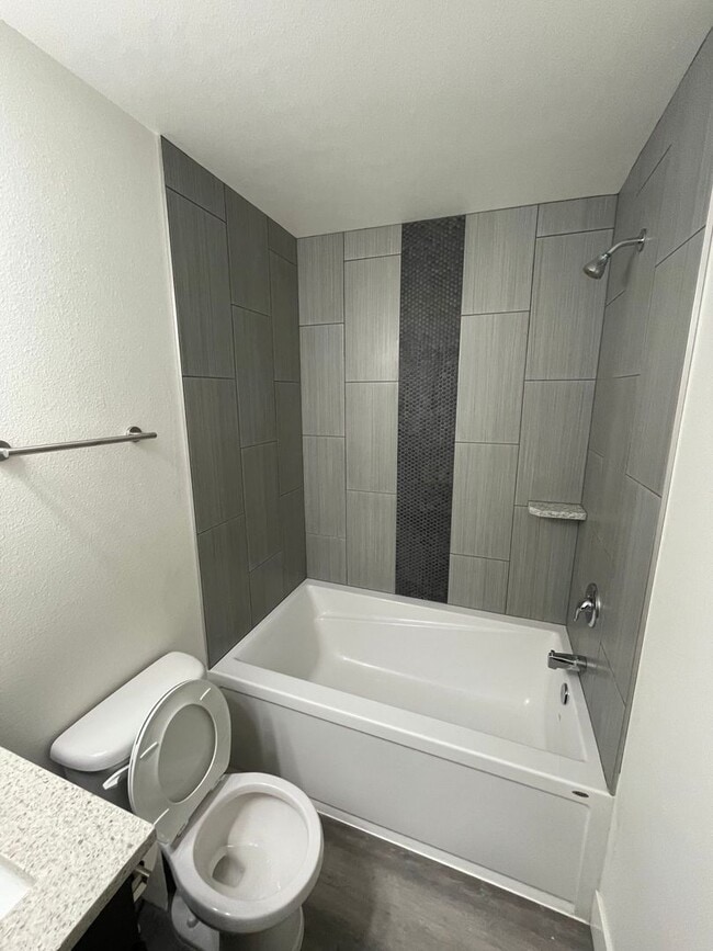 Building Photo - 2847 E Lakeview Rd