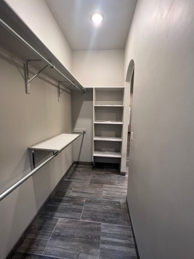 Building Photo - Nice Townhome in Gated Community with Pool...